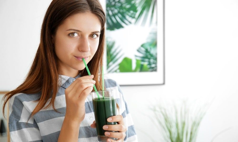 Quelqu'un faisant une cure de spiruline