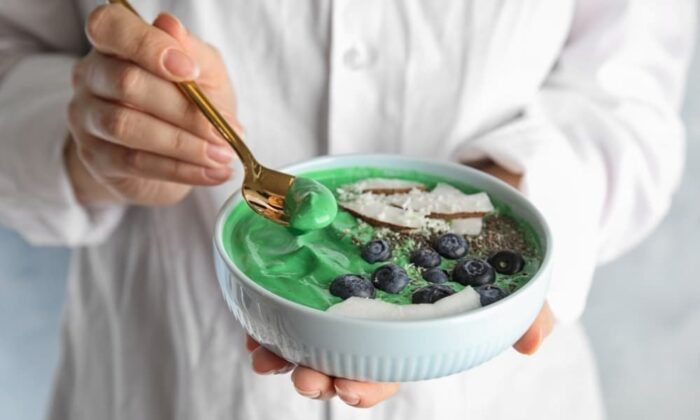 Quelqu'un faisant une cure de spiruline