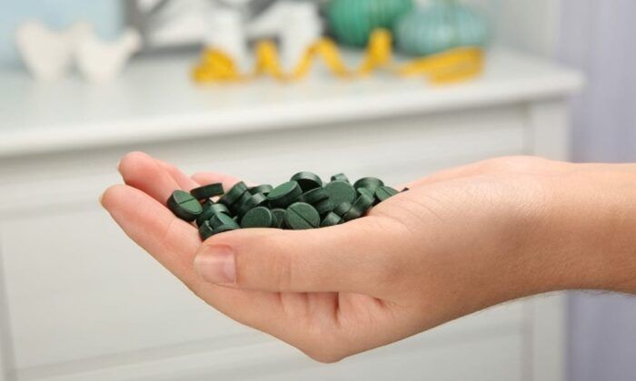 Quelqu'un faisant une cure de spiruline