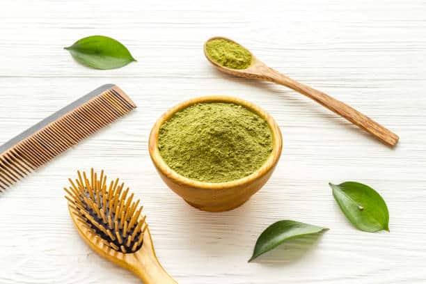 Teinture naturelle à base de spiruline et de plantes pour les cheveux.
